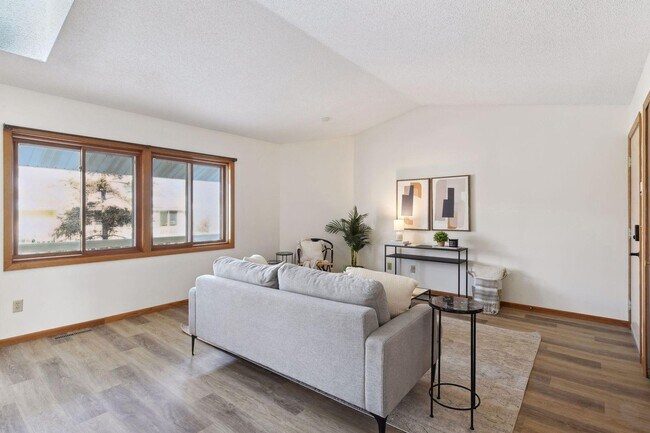 Building Photo - Freshly updated 2 bedroom condo!