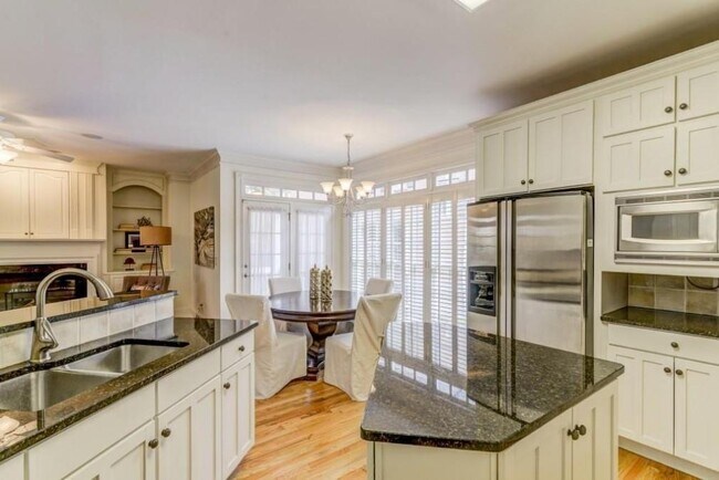 Building Photo - 704 Longleaf Dr NE