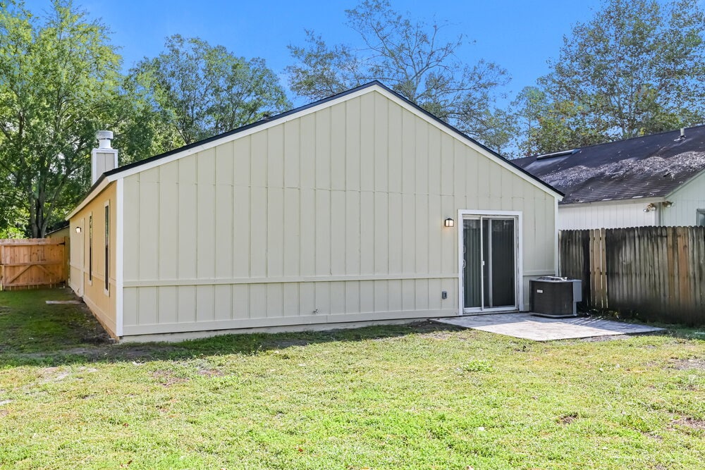 Building Photo - 1834 Manitoba Ct N