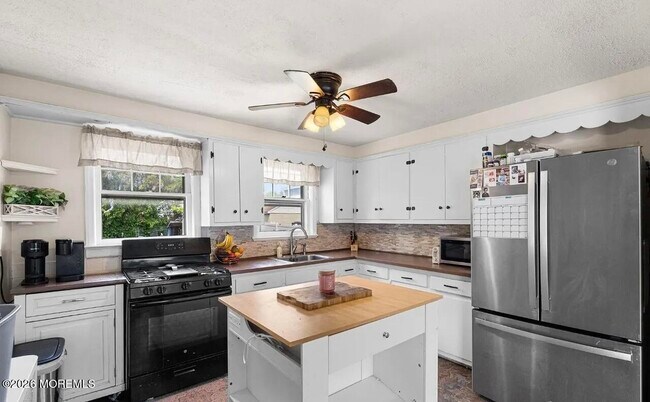 Building Photo - 585 Bamford Ave