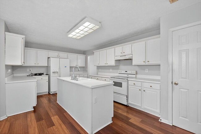 Building Photo - 249 Russell Rd