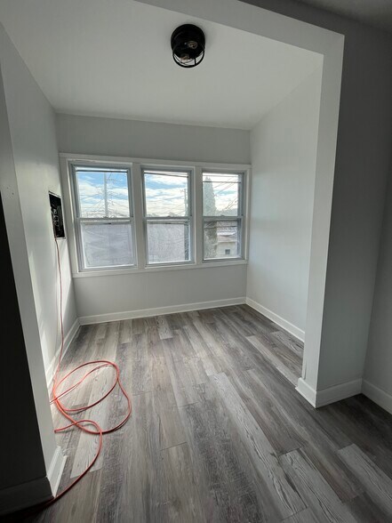 Building Photo - 3329 N Karlov Ave