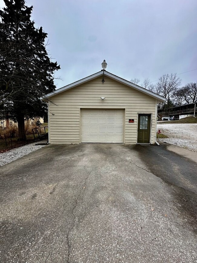 Building Photo - 3 Bedroom Home with Workshop in Boonville