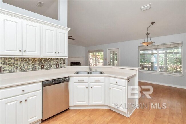 Building Photo - 30894 Pinyon Dr