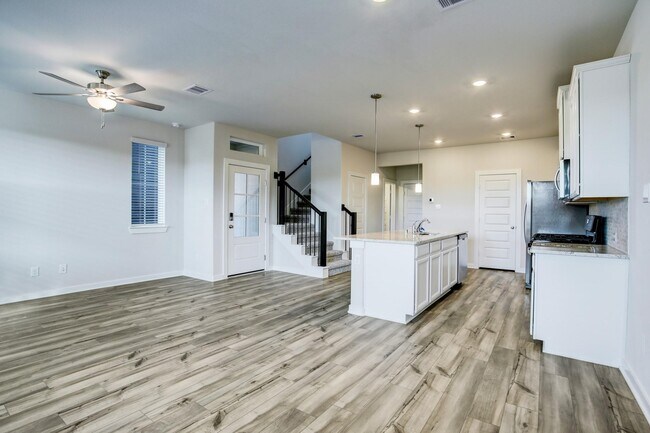 Building Photo - 629 Seabreeze Dr