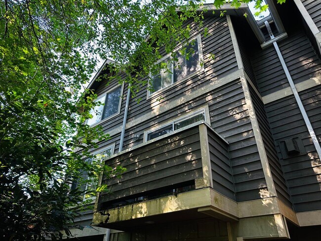Building Photo - Modern 3BR | 2.5BA Townhome with Private T...