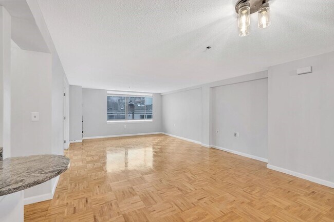 Building Photo - Historic Waterfront - Fitness Center - Concierge - Renovated Kitchen