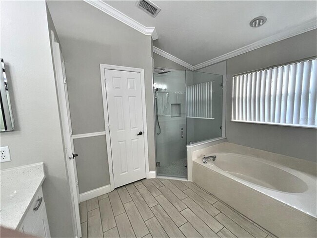 Building Photo - 304 Crisan Ct