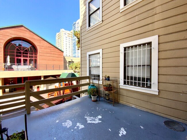 Building Photo - UPDATED 1BR! DISHWASHER! HARDWOOD! Laundry On-Site