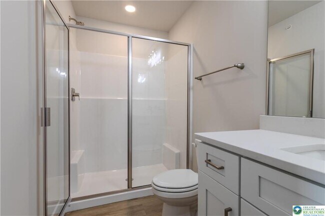 Building Photo - 1411 Greenview Dr