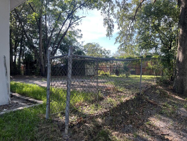 Building Photo - 2504 Danson St