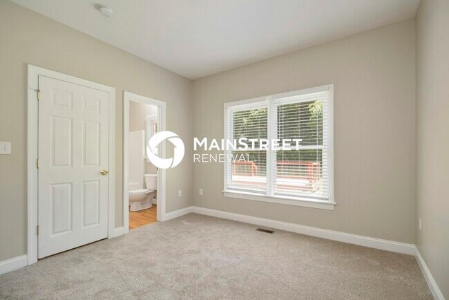 Building Photo - 5 Bedroom Pet-Friendly Home in Charlotte, NC with Main Street Renewal