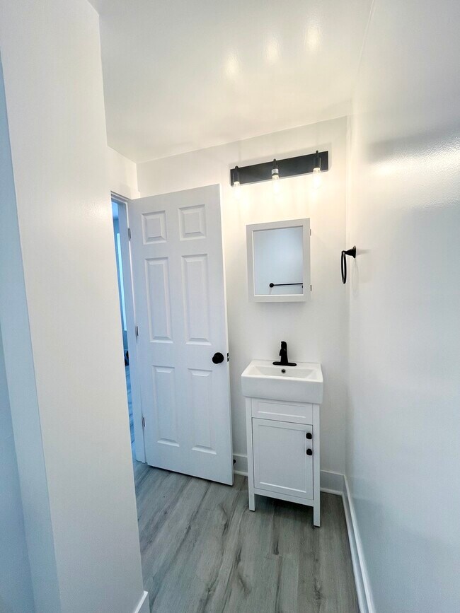 Building Photo - 3221 S May St