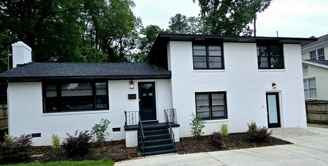 Building Photo - Forest Hills