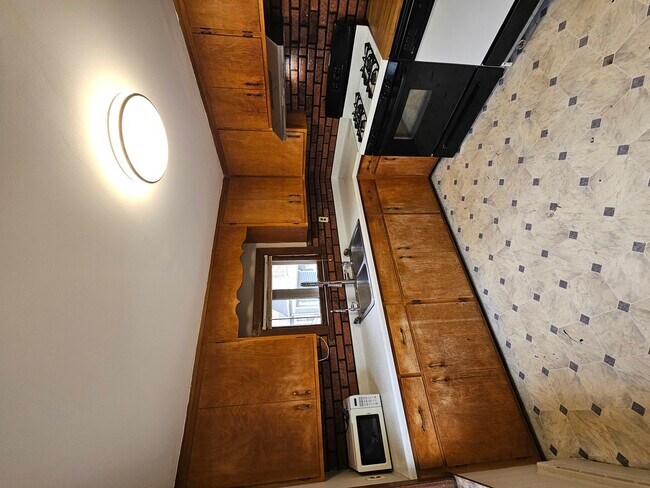 Building Photo - 211 Edwards Ave