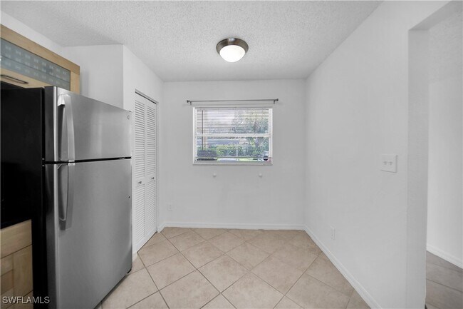 Building Photo - 600 Squire Cir