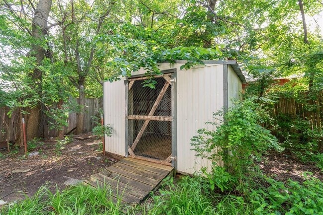 Building Photo - 306 W Mimosa Dr