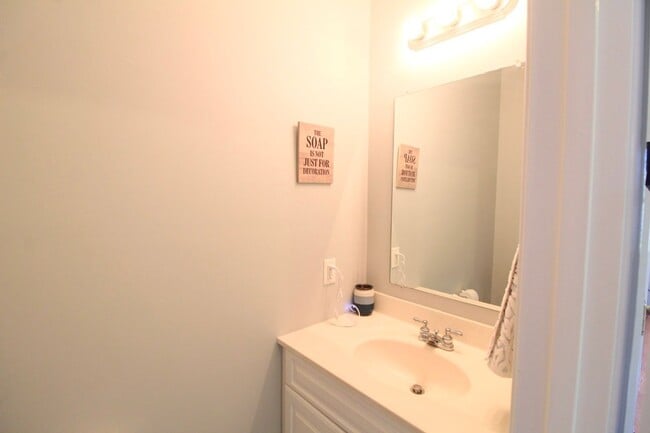 Building Photo - Large townhome with garage for rent in Taylor Springs!
