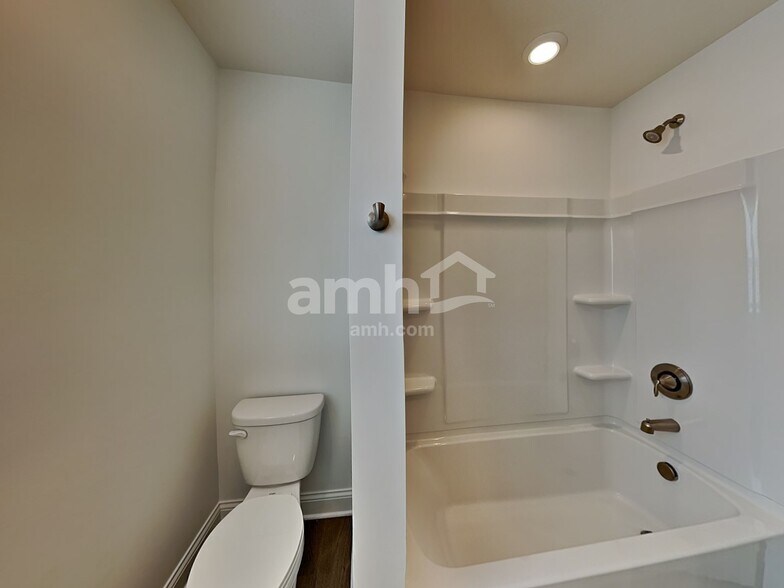 Building Photo - 206 Rustic Barn Ct