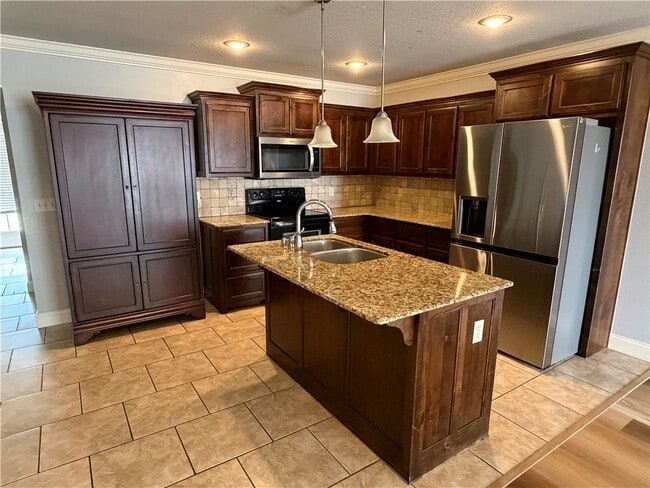 Building Photo - 1907 SW Stonegrove Rd