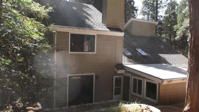 Building Photo - Fabulous 3 bedroom home near Jenkinson Lake.