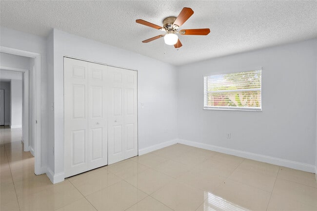 Building Photo - 842 SW 68th Ave