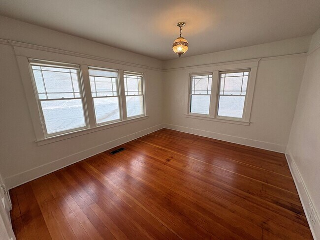 Building Photo - Classic vintage home walking distance to downtown Visalia!