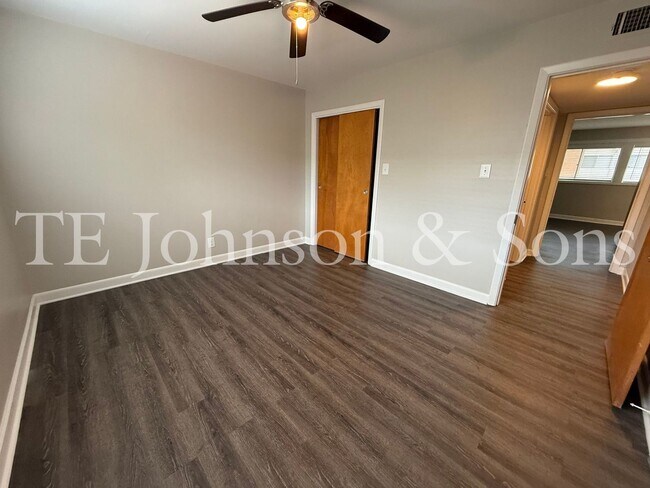 Building Photo - 2 Bedroom Salem View Apartment!