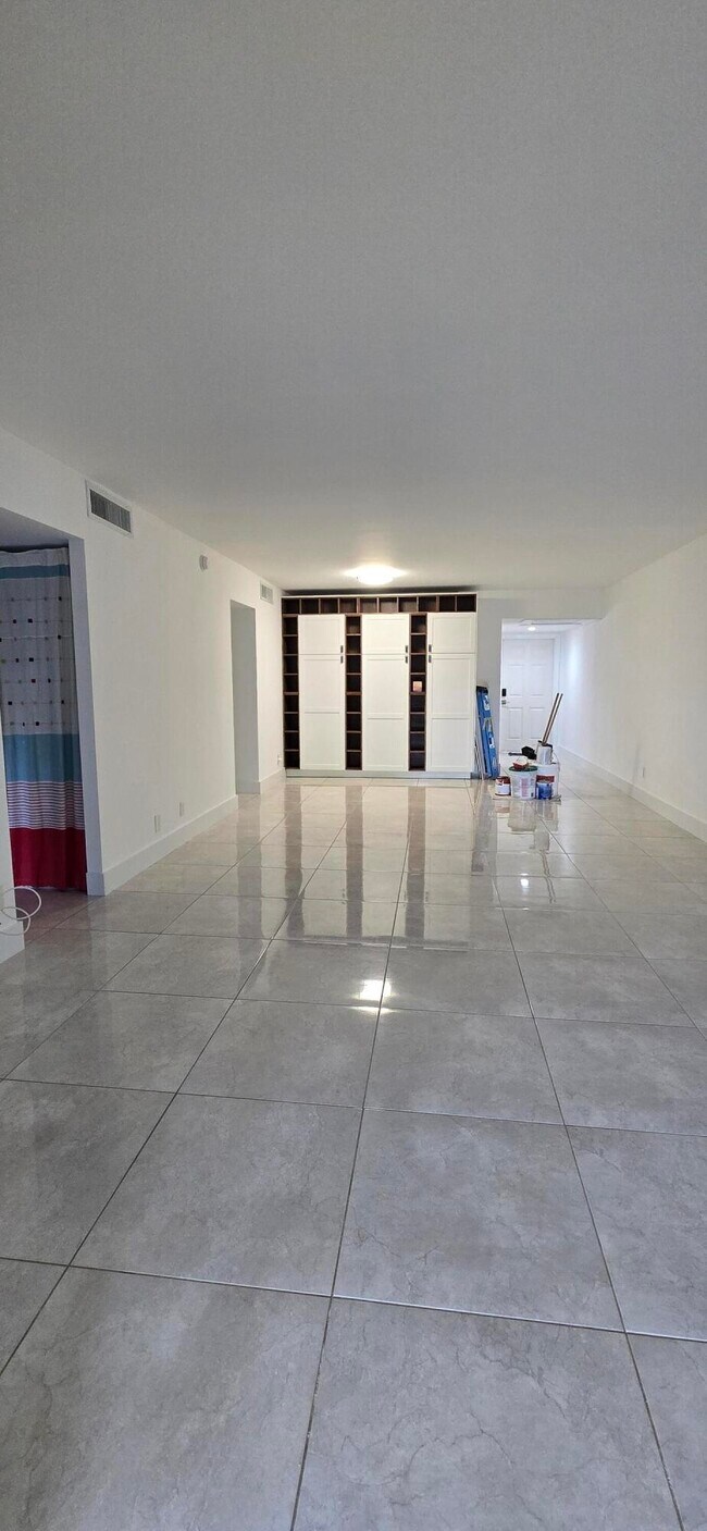 Building Photo - 3300 N Palm Aire Dr