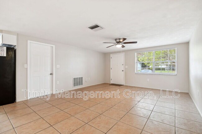 Building Photo - 4818 Dogwood St