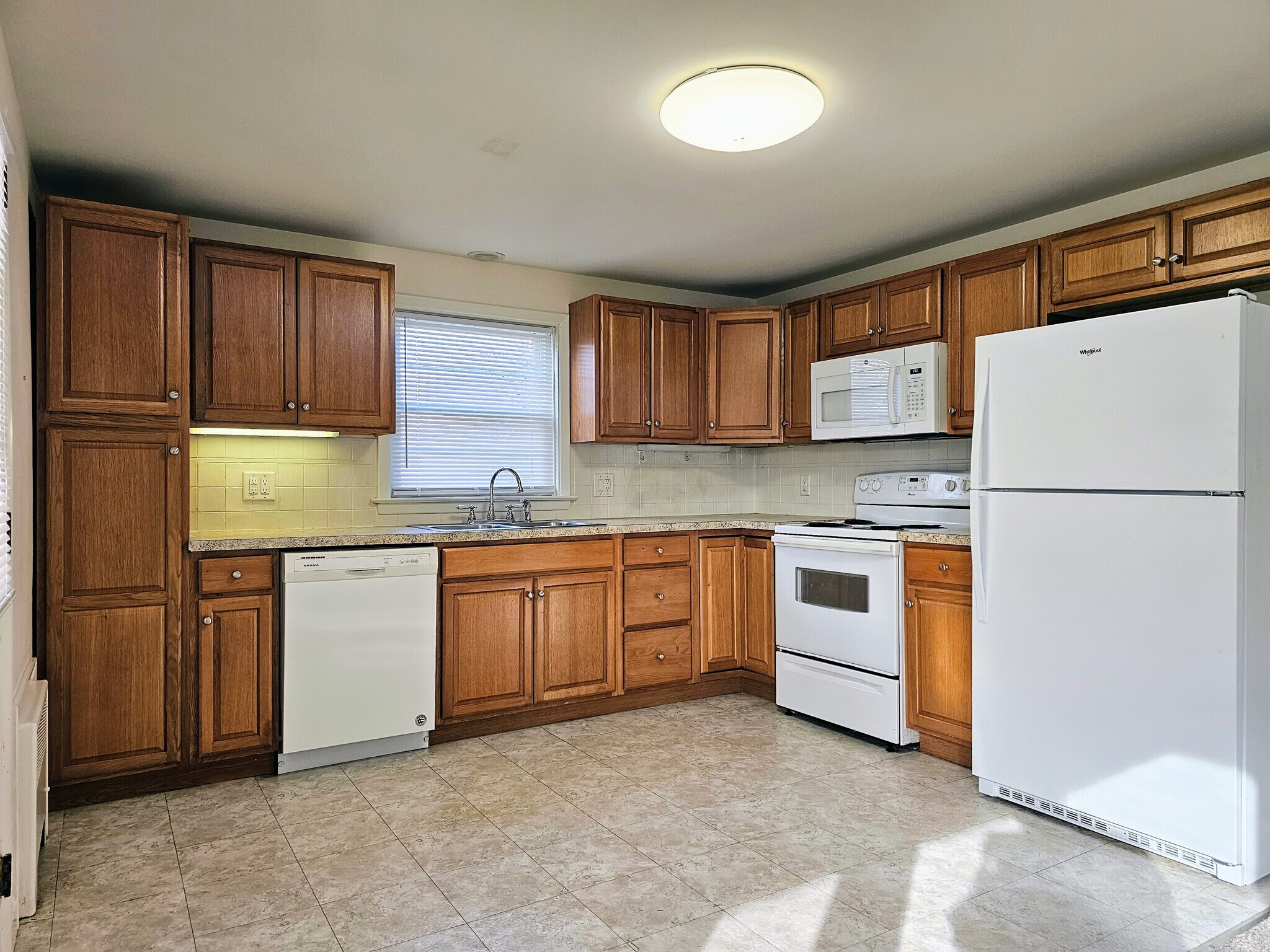 Building Photo - 292 W Main St