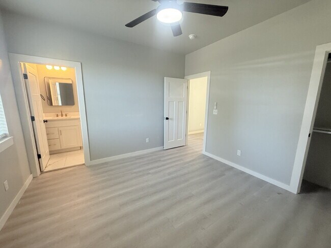 Building Photo - Updated Townhome in OKC