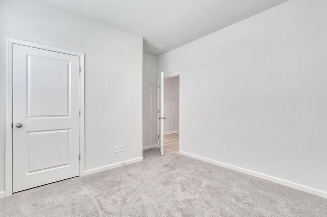 Building Photo - 4 BEDROOMS & FENCED YARD!