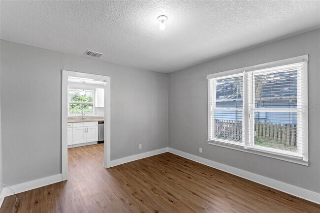 Building Photo - 1403 E Gore St