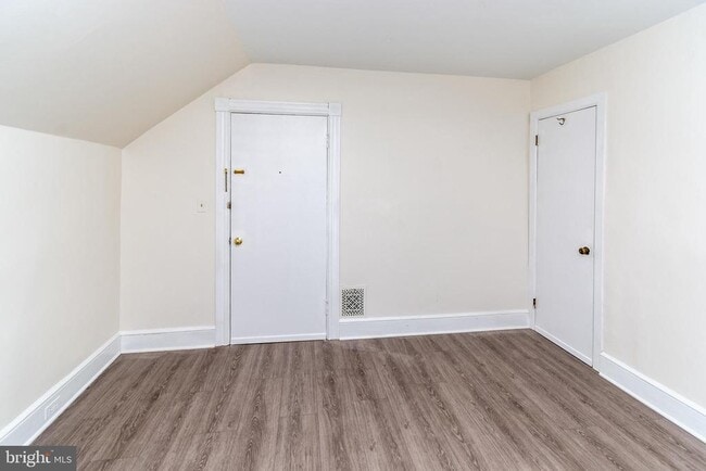 Building Photo - 24 Bank St