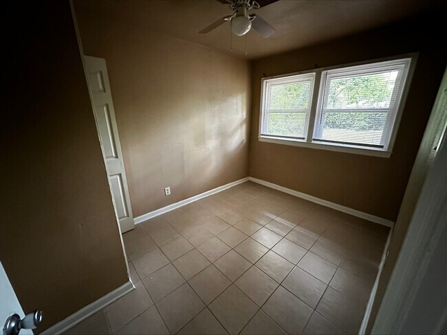 Building Photo - 137 Rosewood Dr