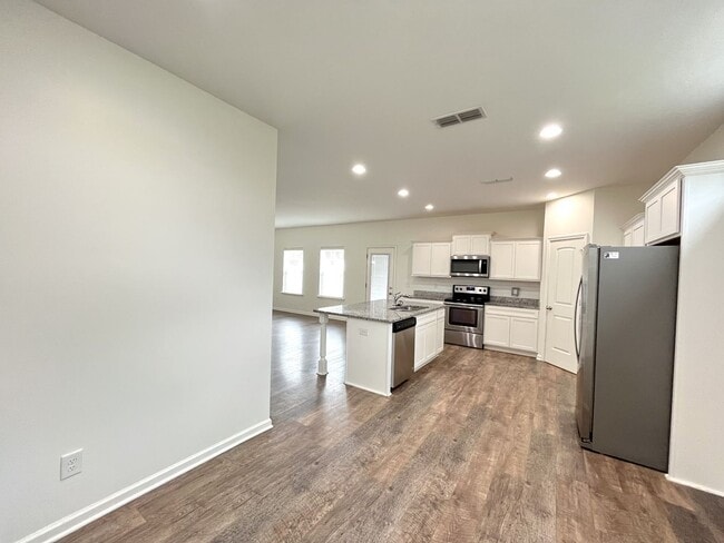 Building Photo - Huge home in Spring Hill!