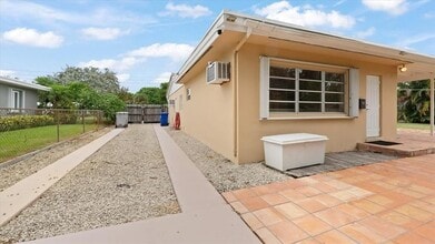 Building Photo - 724 NE 2nd St