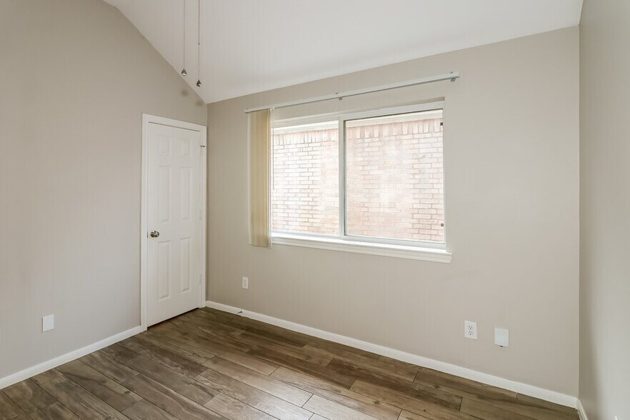 Building Photo - 12103 Lakewood Villa Dr