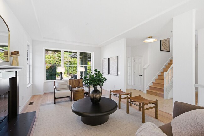 Building Photo - 15 Aaron Dr