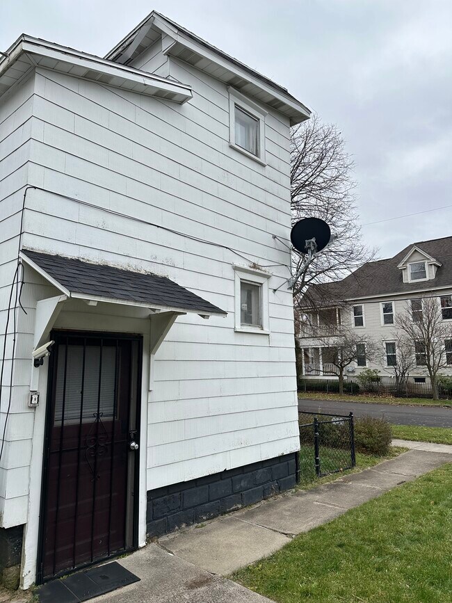 Building Photo - Dewitt St