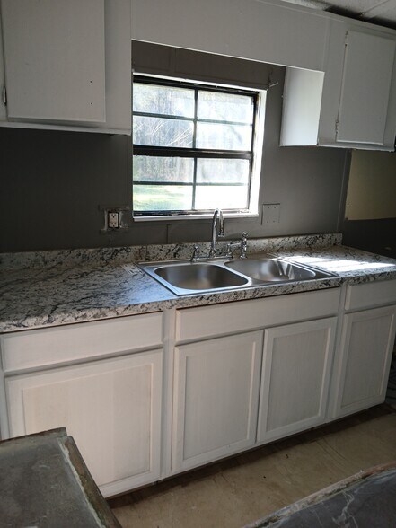 Building Photo - 1038 Viking Ct