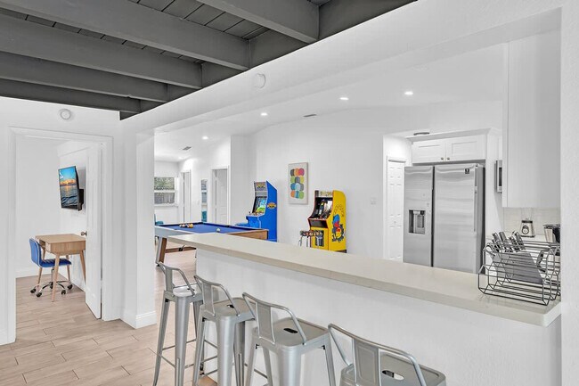 Building Photo - 1568 NE 35th St