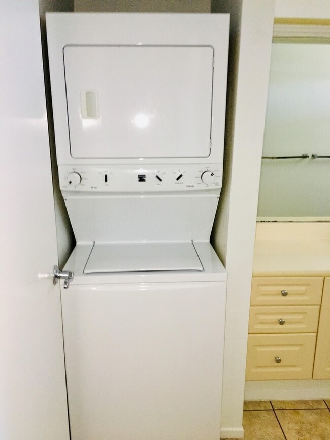 Building Photo - 3 bedroom Corner Unit at Kuulako Available June 23rd