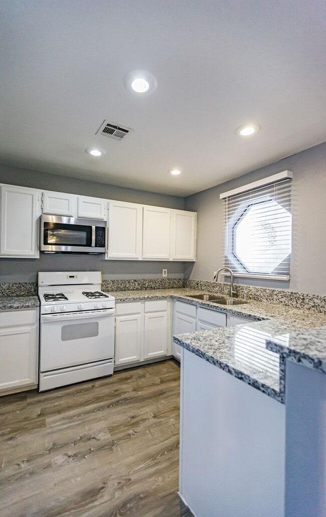 Building Photo - Downstairs Condo with Lots of Upgrades