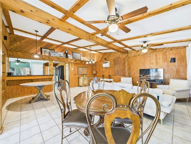 Building Photo - 713 6th St