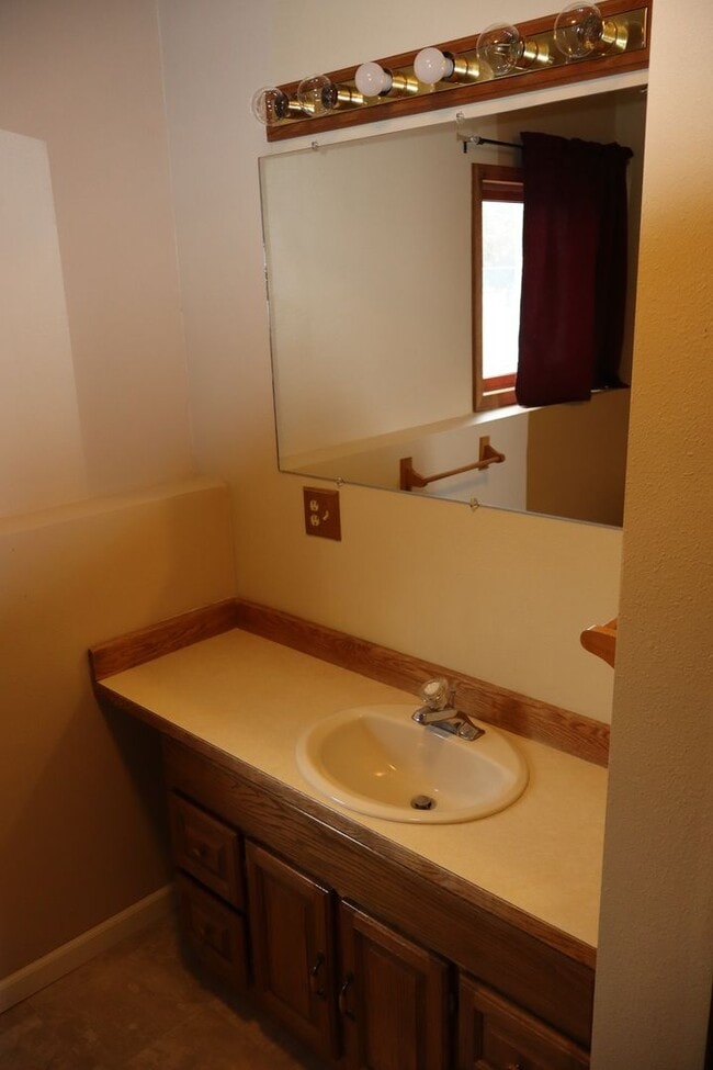 Building Photo - Quiet neighbor Home