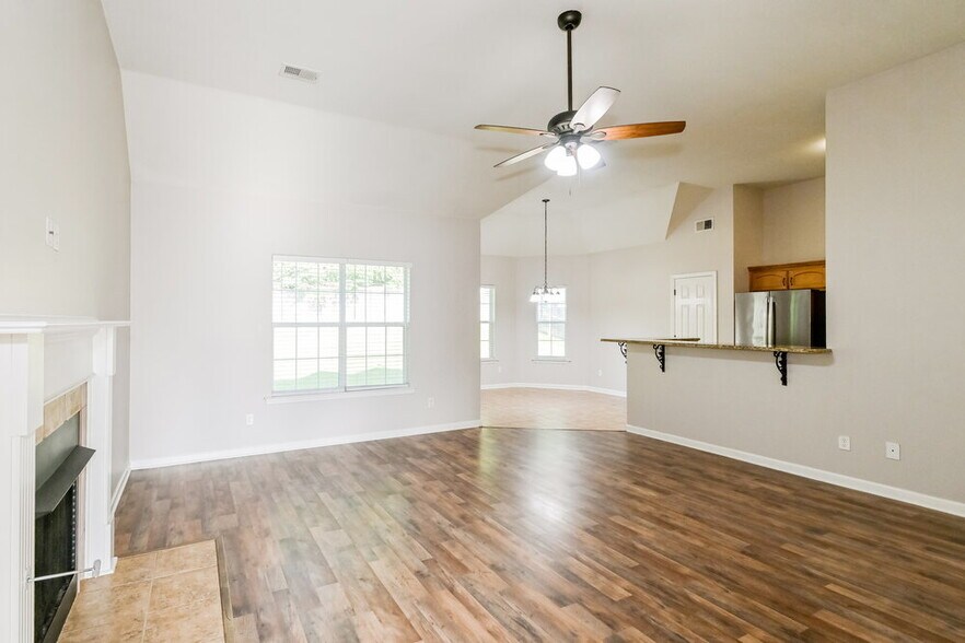Building Photo - 8873 Lezlarken Ln