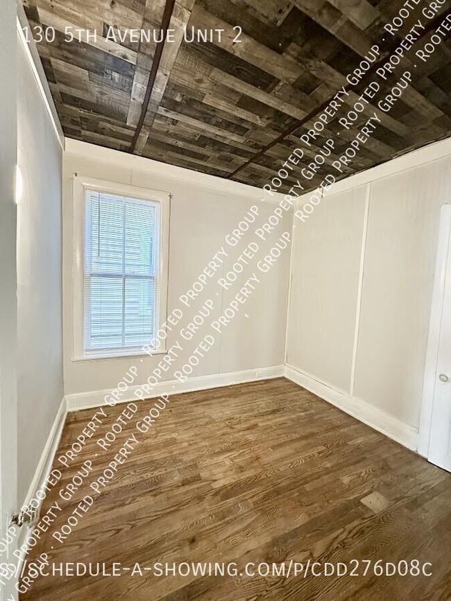 Building Photo - Charming 2 Bedroom with Private Entrance