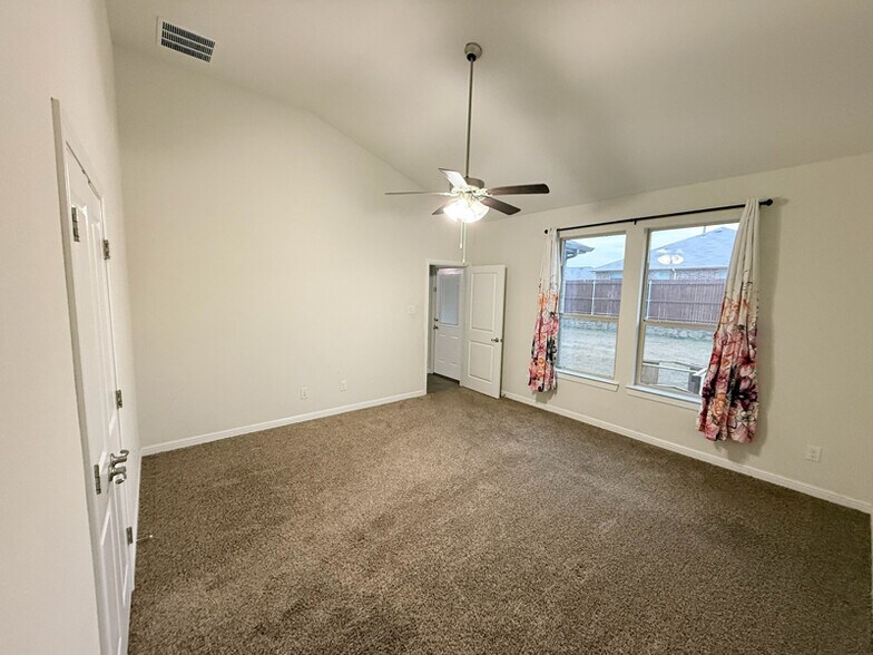 Building Photo - 565 Lindisfarne Ln